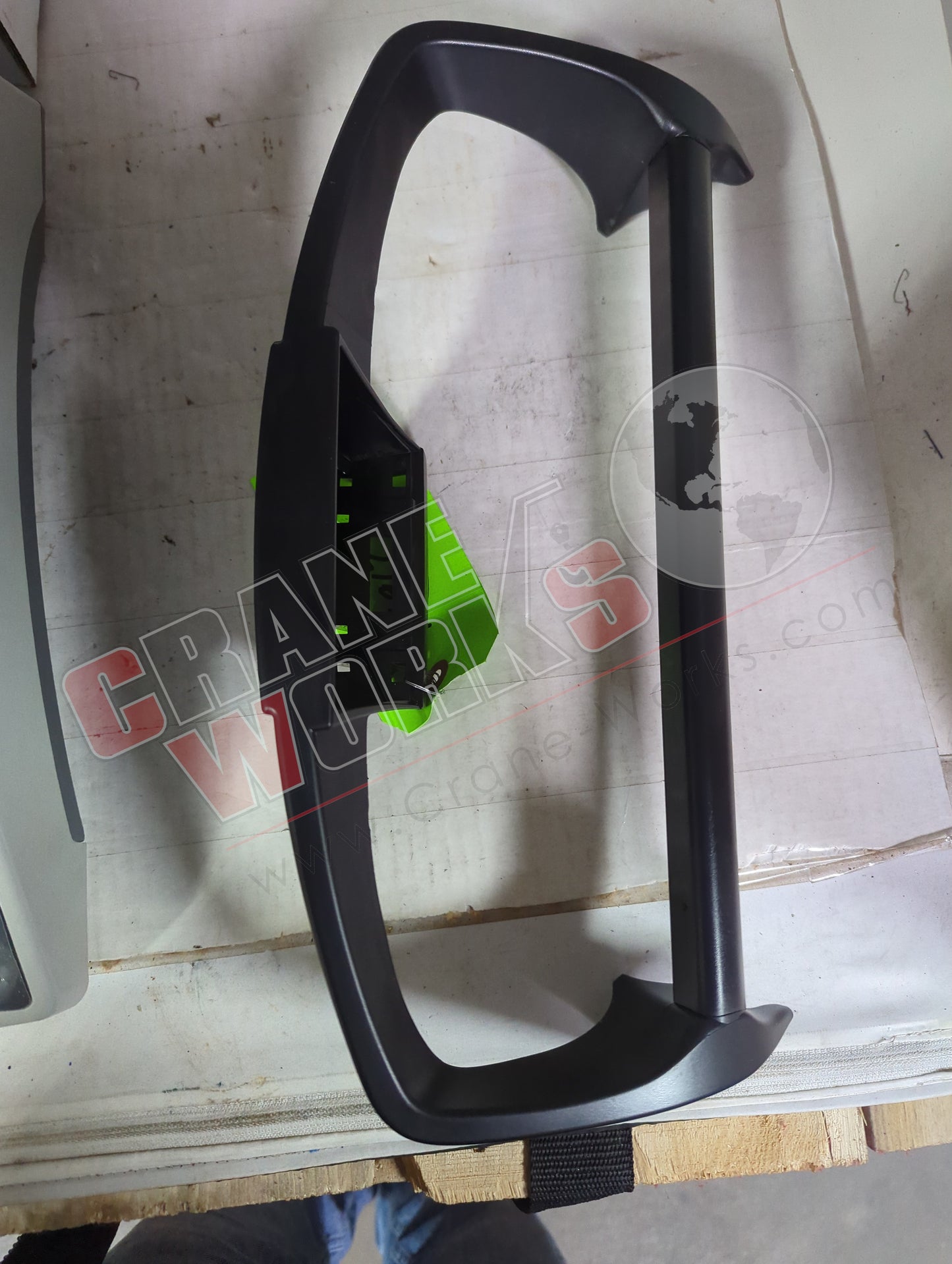 46917 | New Protective Frame Maxi W/ Black Bar