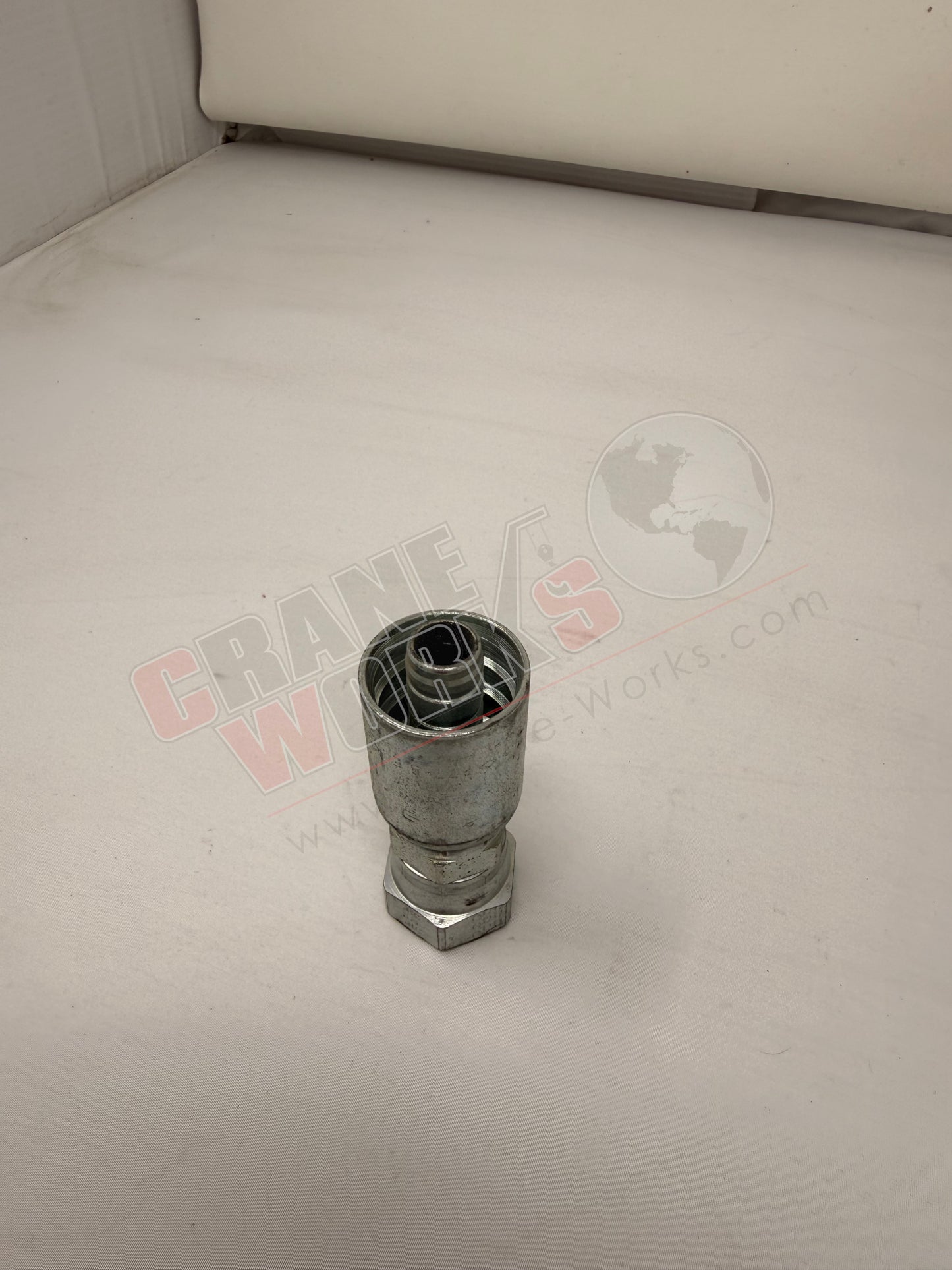 Picture of 10677-10-08, a New 77 Ser Hyd Fitting, angle 2.