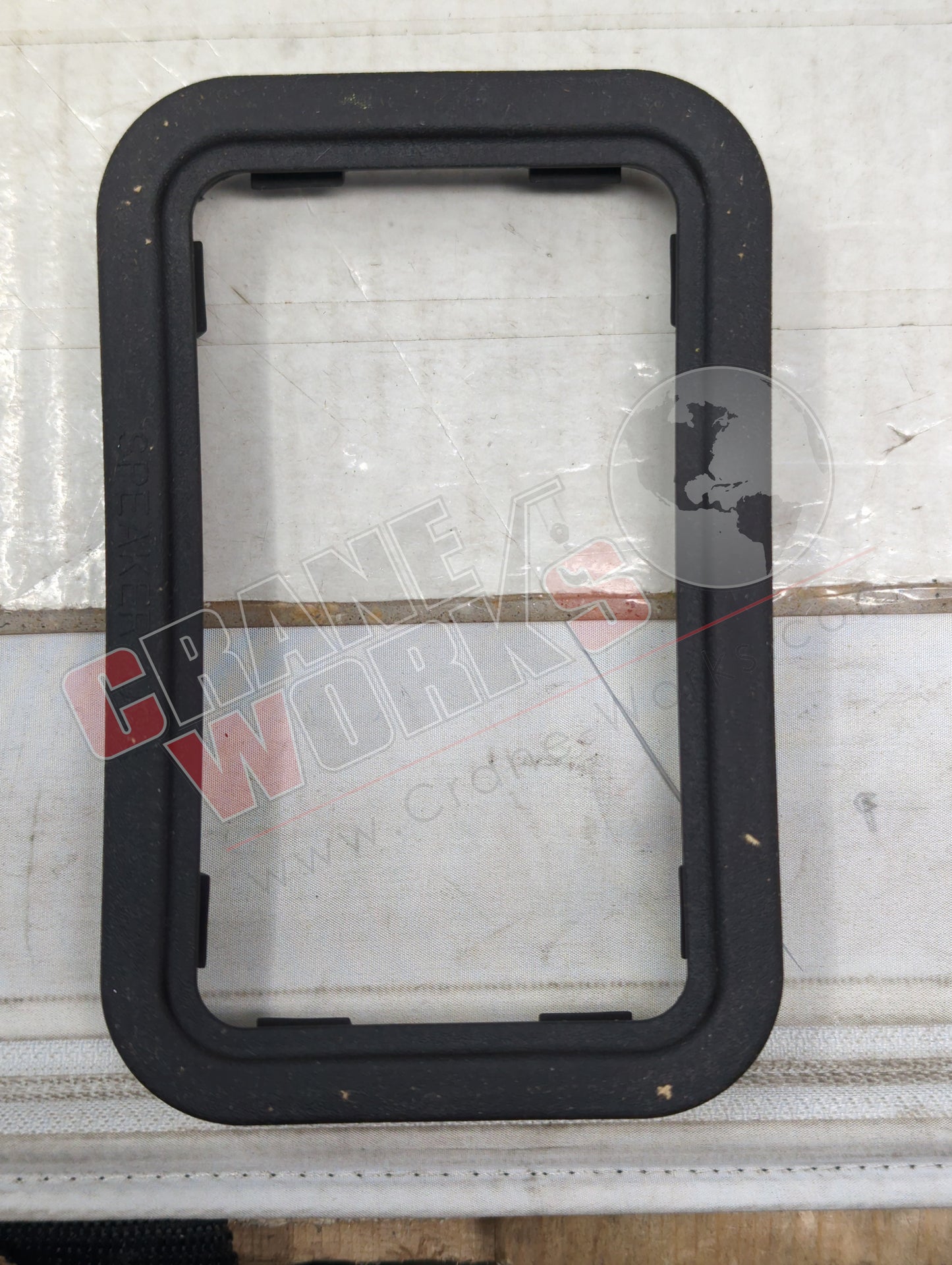 L500606 | New Rubber Mounting Bezel