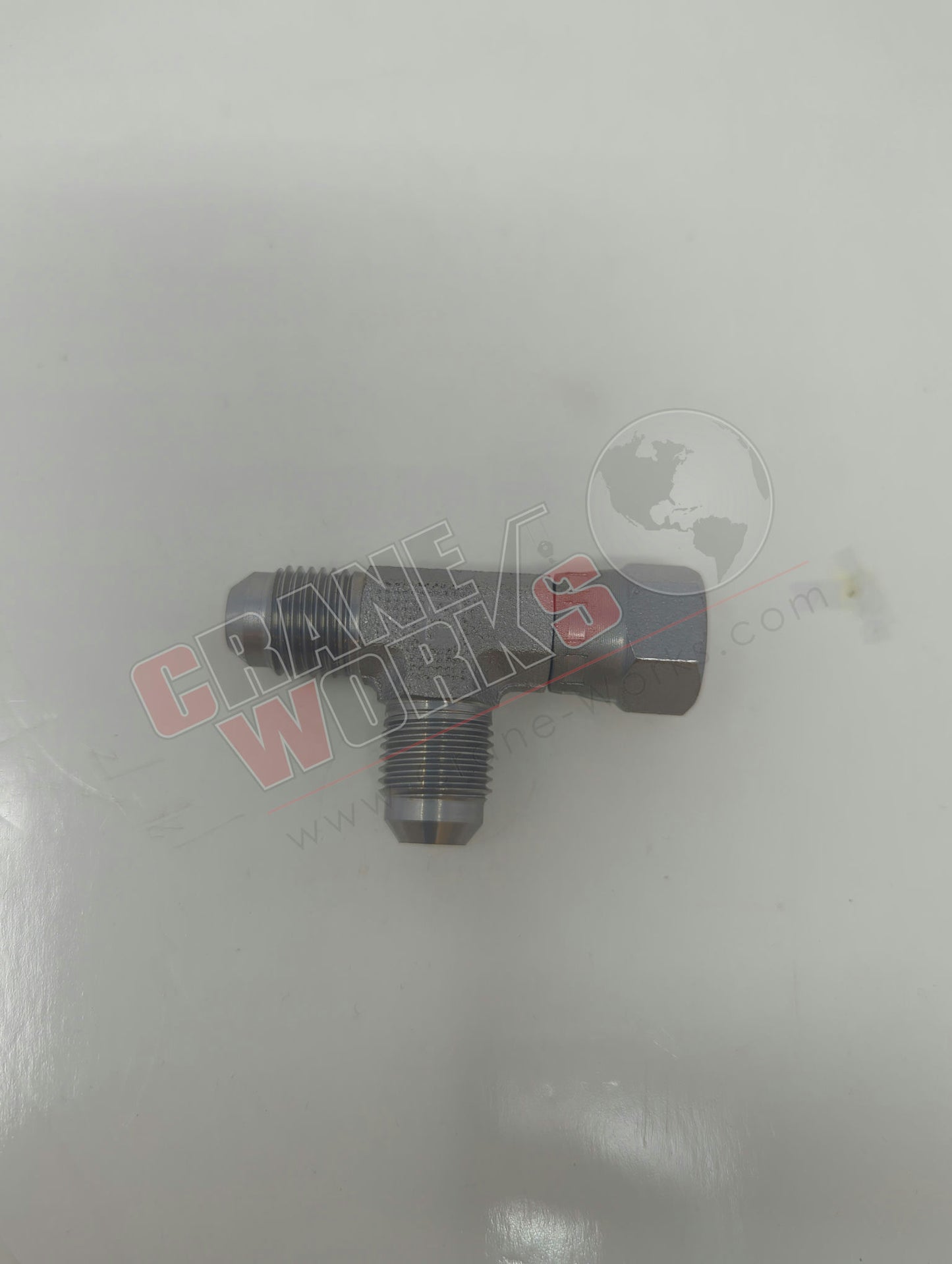 Picture of 4 R6X-S, a  New Swivel Nut Run Tee 864-6-6.