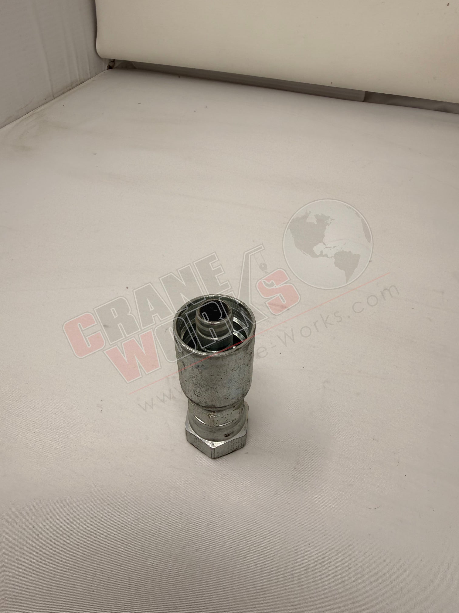 Picture of 10677-10-08, a  New 77 Ser Hyd Fitting, angle 2.