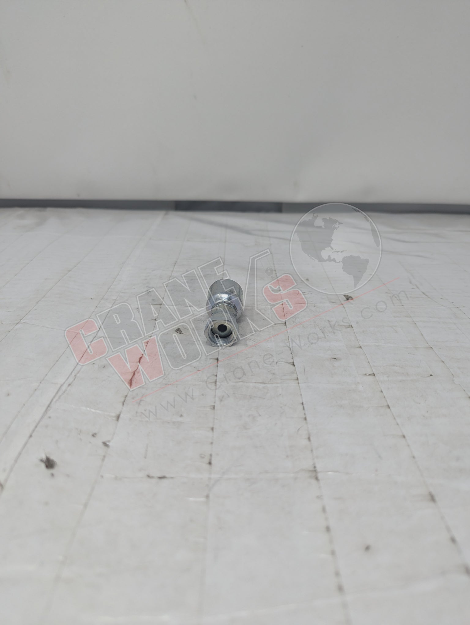Picture of Kp80000, a  New 1/4"Tub X 1/4"Hos, Fem Seal-Lok Swvl (1Jc43-04-04), angle 2.