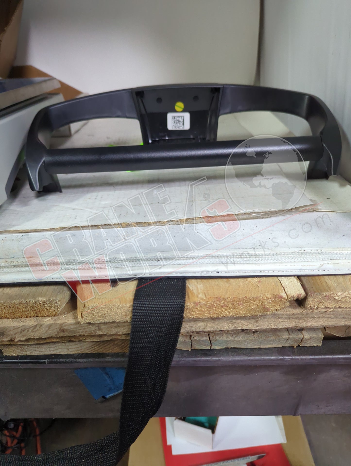 46917 | New Protective Frame Maxi W/ Black Bar